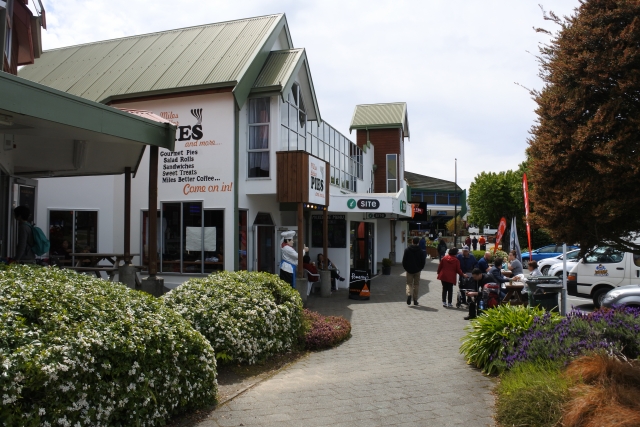 テアナウの街の中心地、写真のMiles Better Piesで本場NZの大きなミートパイをお試しください