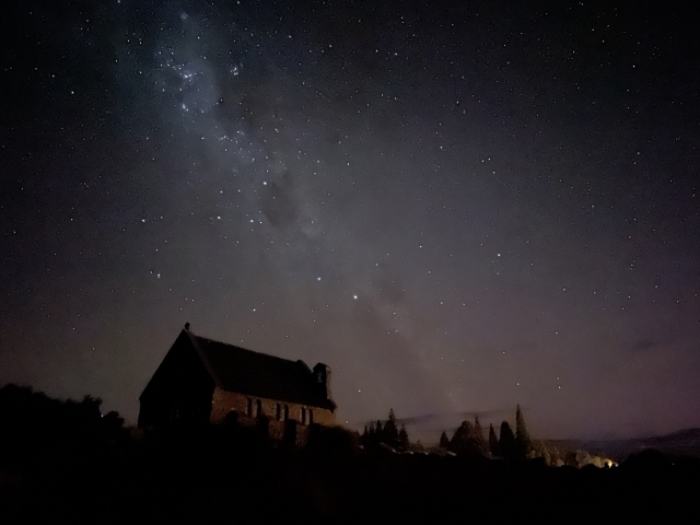 良き羊飼いの教会とテカポ湖の星空