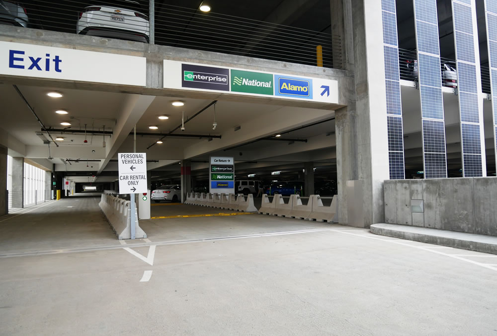 返却の際は、「Car Return」表示に従い返却エリアまでお進みください