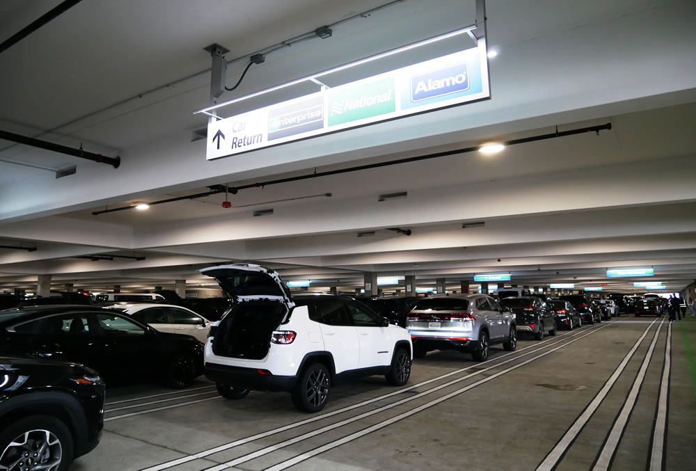 返却エリアでは係員の案内に従い所定の位置に停車